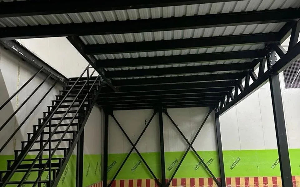 Mezanino metálico em galpão